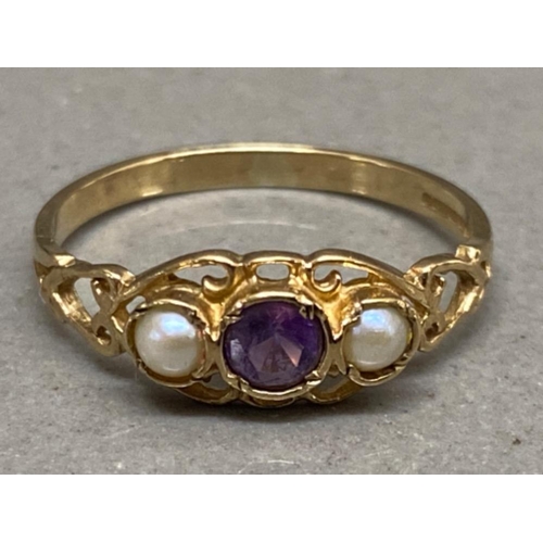 134 - 9ct yellow gold amethyst & Pearl 3 stone ring - size O, 1.4g gross