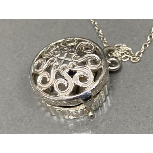 138 - Silver compass pendant & silver chain - 8g gross