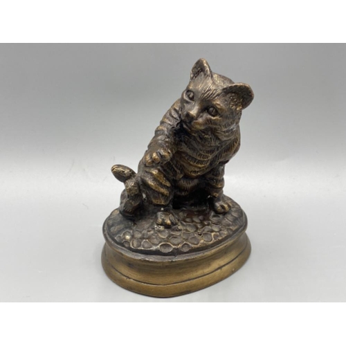 15 - Bronze cat figure which is signed on the back (Mene)