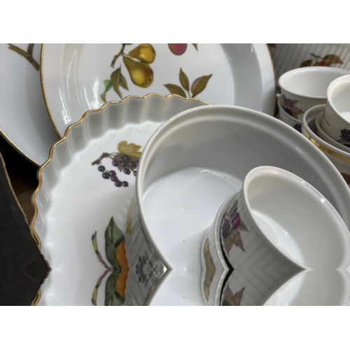 152 - Collection of Royal Worcester Evesham oven to table ware