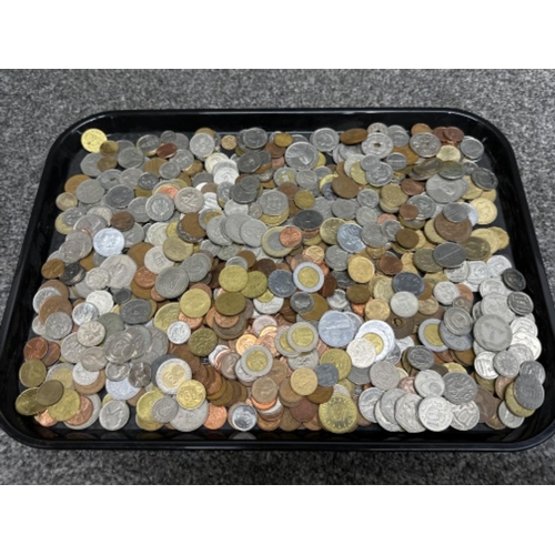 208 - Tray containing hundreds of miscellaneous coinage from around the world