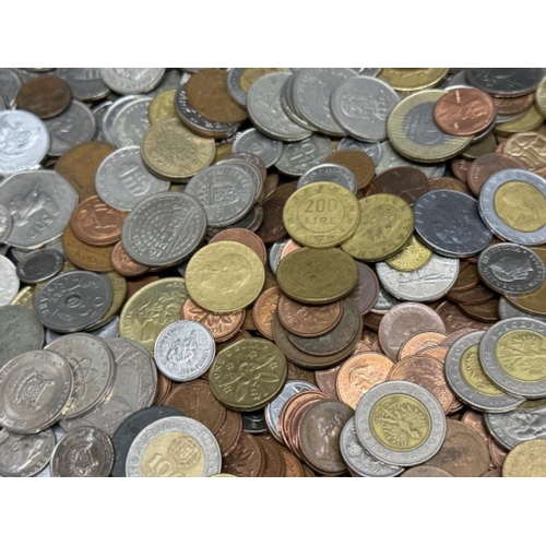 208 - Tray containing hundreds of miscellaneous coinage from around the world