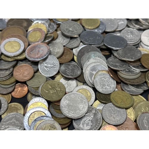 209 - Tray containing hundreds of miscellaneous coinage from around the world