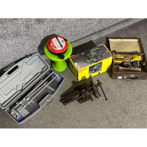 261 - Tool job lot, includes Bosch sander, vice, plane etc