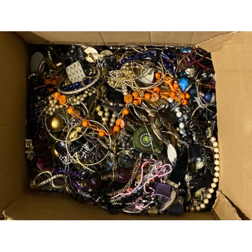 30 - Box lot containing misc costume jewellery