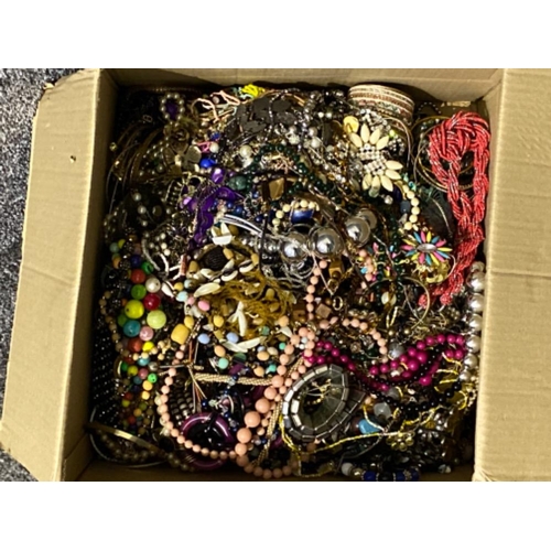 40 - Box containing misc lady’s costume jewellery