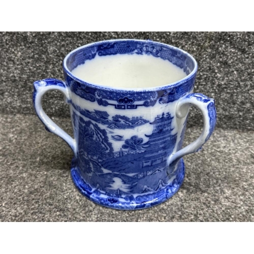 55 - Large blue and white willow patterned Maling triple handled cup - H18.5cm