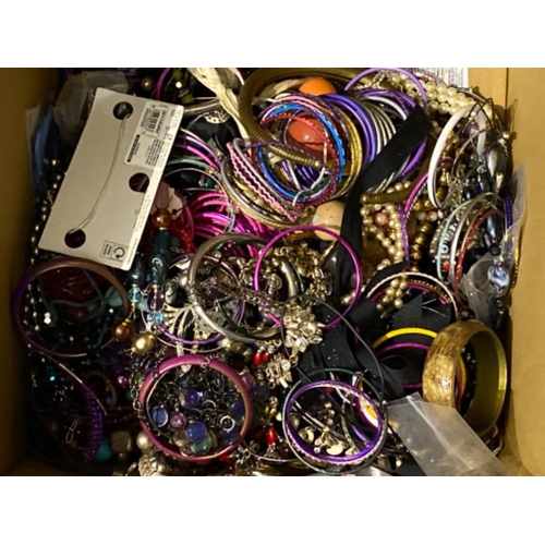 60 - Lot containing mixed costume jewellery