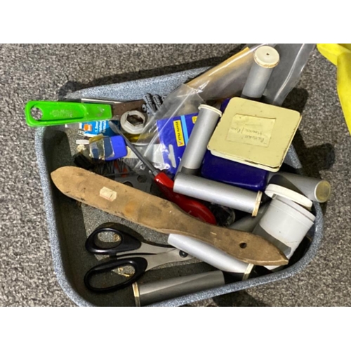 69 - Miscellaneous tools to include vintage hand saws etc