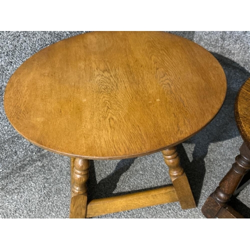 92 - 2x circular topped occasional/lamp tables in dark & light oak