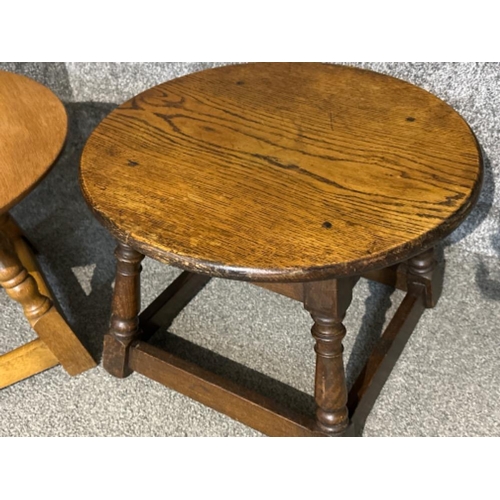 92 - 2x circular topped occasional/lamp tables in dark & light oak