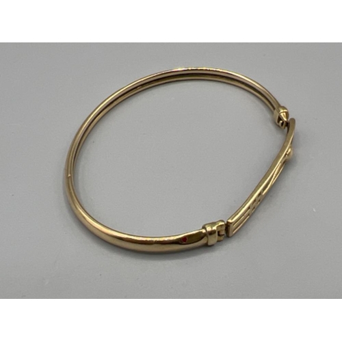 81 - Ladies 9ct gold fancy patterned bangle (5.16g)