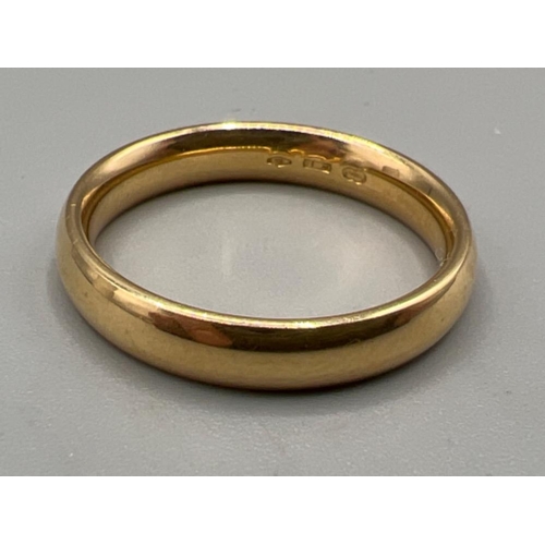 91 - Gents hallmarked 18ct gold wedding band, size S (6.65g)