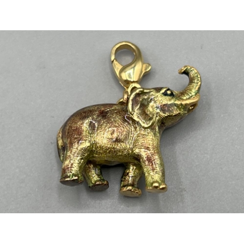 97 - Heavy 18ct gold Elephant pendant (10.96g)