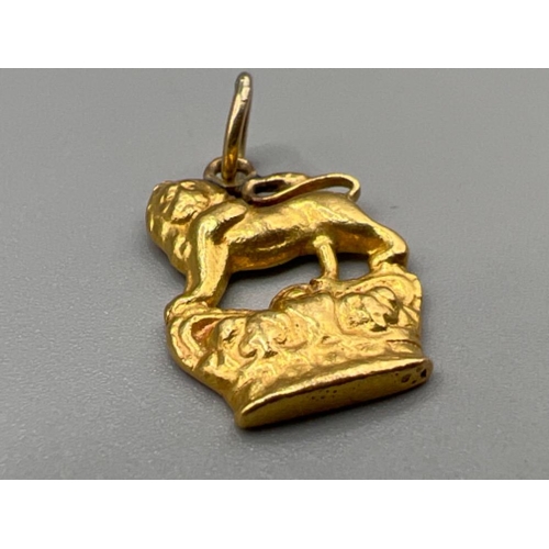 98 - 18ct gold lion and crown pendant (3.89g)