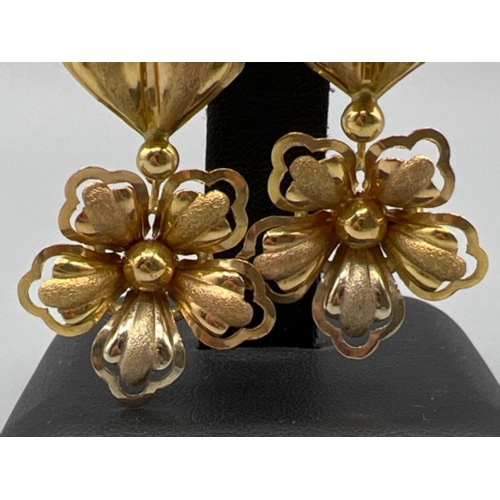 122 - Ladies 18ct gold stunning flower drop earrings (10.41g)