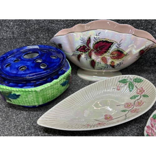 43 - 4x pieces of Maling lustre ware & 2x Ringtons flower holders