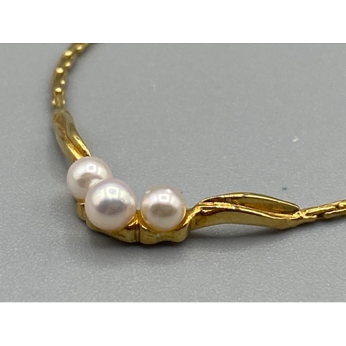 347 - 9ct gold necklet set with three cultured pearls 3.5g