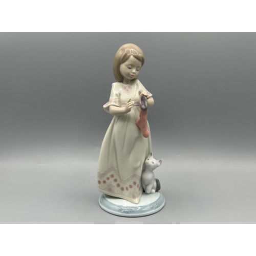 10 - Lladro The night before Christmas collection 6669 ‘A stocking for Kitty’ in good condition and origi... 