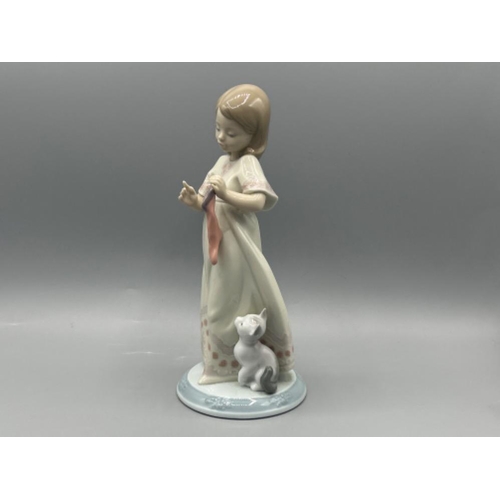 10 - Lladro The night before Christmas collection 6669 ‘A stocking for Kitty’ in good condition and origi... 