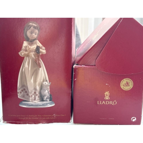 10 - Lladro The night before Christmas collection 6669 ‘A stocking for Kitty’ in good condition and origi... 