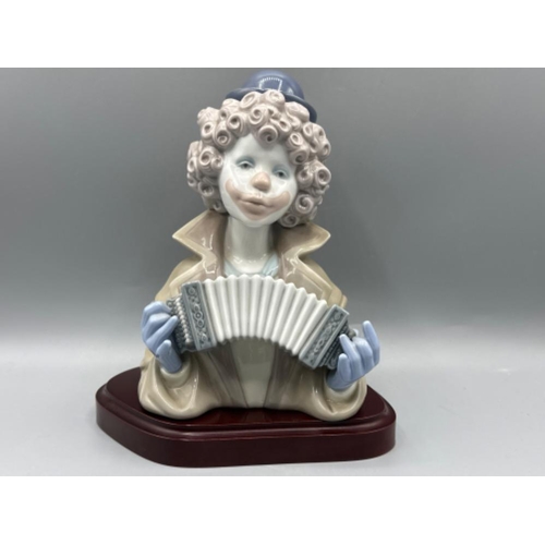 118 - Lladro figure 5585 Fine Melody (with base) good condition, height 21cm