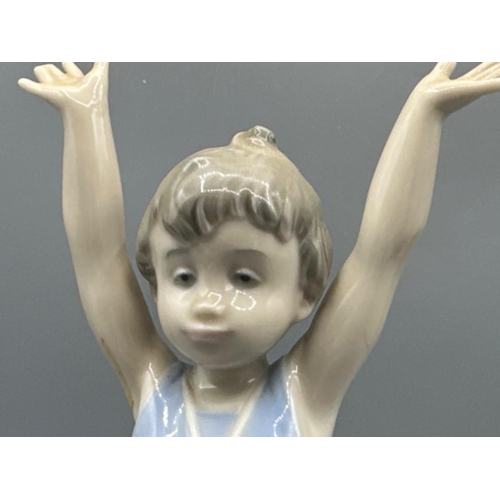 125 - Lladro figure 5871 Olympic Champion, good condition, height 23.5cm