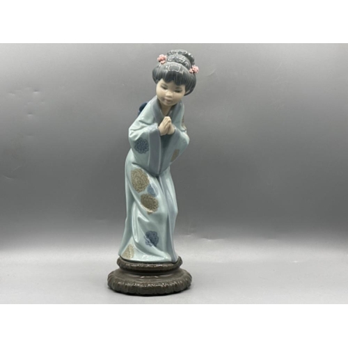 133 - Lladro figure 4989 Japanese Sayonara, good condition, height 26.5