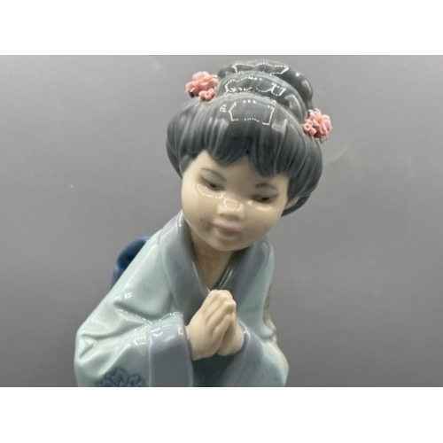 133 - Lladro figure 4989 Japanese Sayonara, good condition, height 26.5