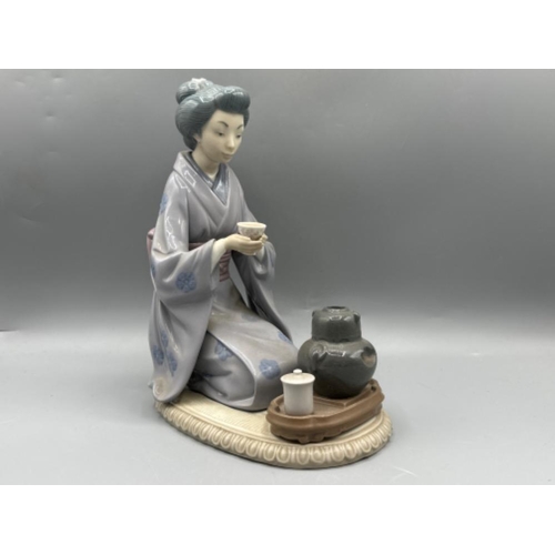 136 - Lladro figure 5122 Japanese Girl Serving Tea, good condition, height 22cm