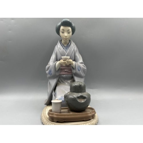 136 - Lladro figure 5122 Japanese Girl Serving Tea, good condition, height 22cm