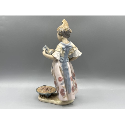 156 - Lladro figure 5254 Making Paella, good condition, height 22cm