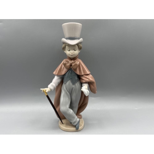 164 - Lladro figure 6123 Out For A Stroll, signed & dated on base, good condition, height 22cm