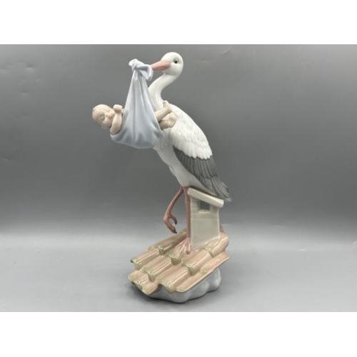 174 - Lladro figure 6228 Special Gift, good condition, height 25cm