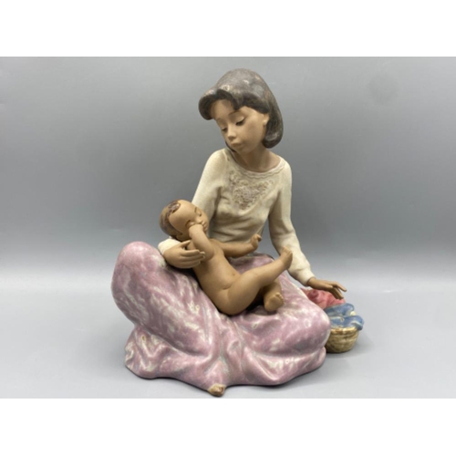 177 - Lladro figure 2208 Dressing The Baby in good condition - height 21cm