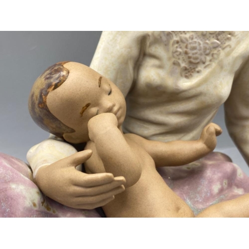 177 - Lladro figure 2208 Dressing The Baby in good condition - height 21cm