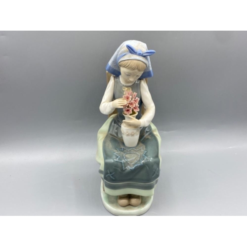 186 - Lladro figure 1418 Flower Haramony in good condition - height 21cm