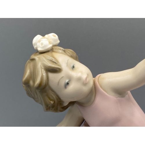 191 - Lladro figure 5101 Little Ballet Girl in good condition - height 17cm