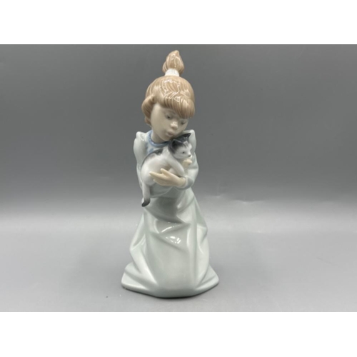 194 - Lladro 5712 ‘Sleepy kitten’ in good condition and original box