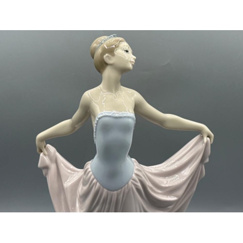 195 - Lladro 5050 ‘Dancer’ in good condition and original box