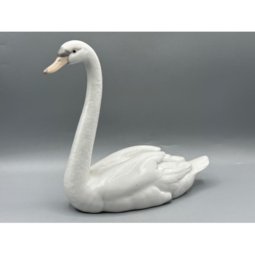 196 - Large Lladro figure 5230 Swan, good condition, height 21.5cm