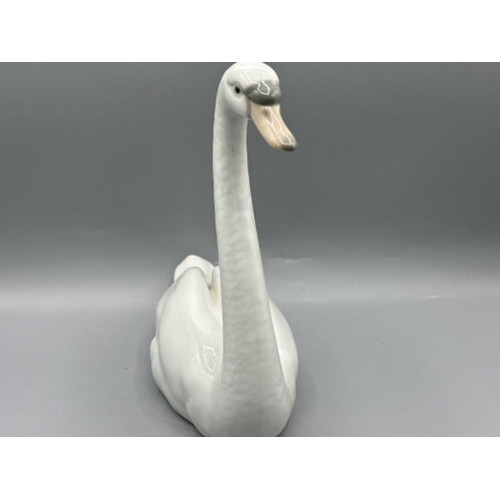 196 - Large Lladro figure 5230 Swan, good condition, height 21.5cm