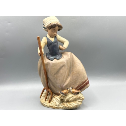 200 - Lladro 2179 ‘The Harvest’ gres in good condition, height 25cm