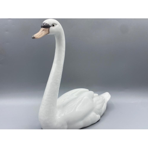 205 - Lladro 5230 ‘Graceful swan’ in good condition, height 21.5cm, and original box