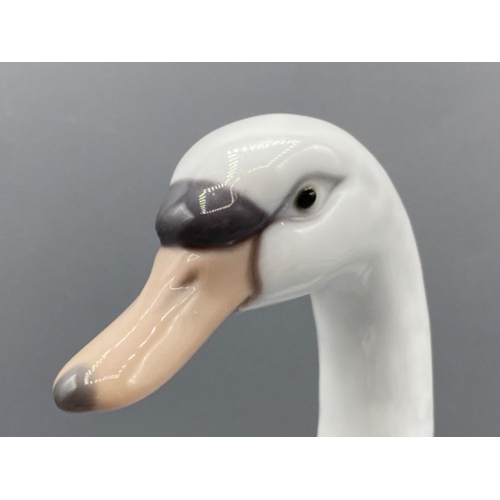 205 - Lladro 5230 ‘Graceful swan’ in good condition, height 21.5cm, and original box