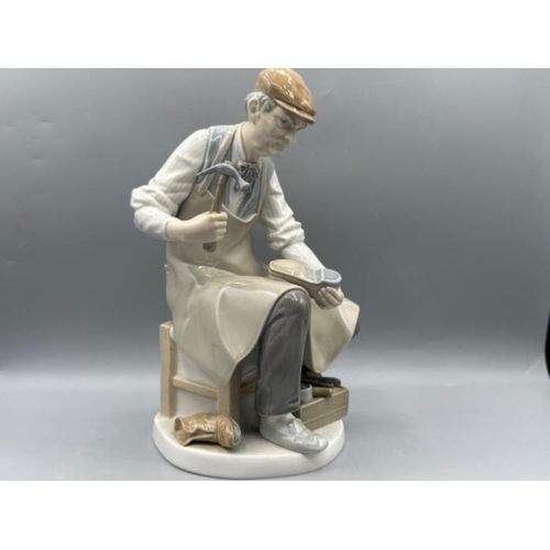 216 - Lladro 4863 ‘The cobbler’ in good condition, height 25cm, stamped Lladro twice on base