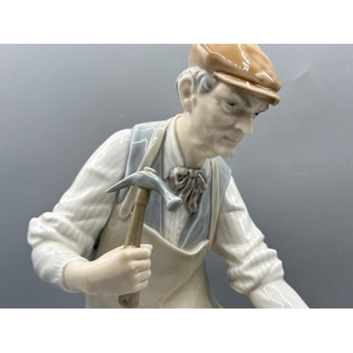 216 - Lladro 4863 ‘The cobbler’ in good condition, height 25cm, stamped Lladro twice on base