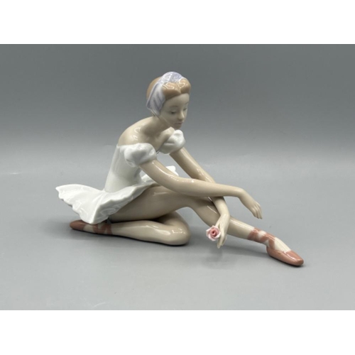 22 - Lladro 5919 ‘Rose ballet’ in good condition and original box