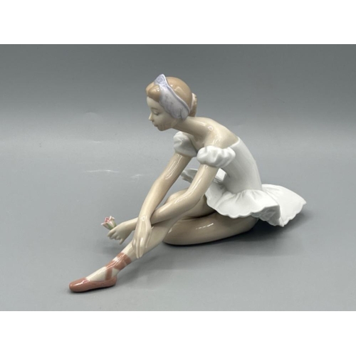 22 - Lladro 5919 ‘Rose ballet’ in good condition and original box