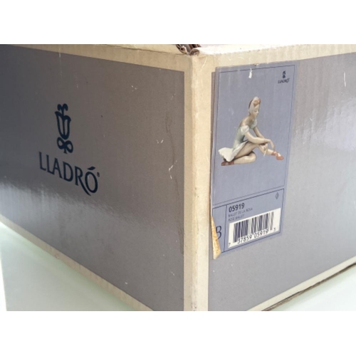 22 - Lladro 5919 ‘Rose ballet’ in good condition and original box